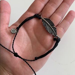 Puts Vida Black Leaf Bracelet